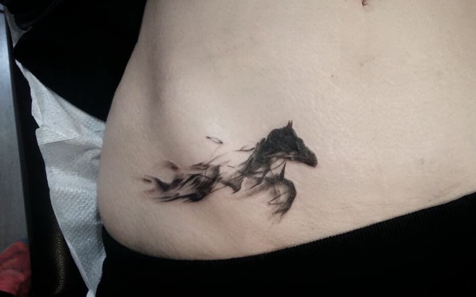 12 Feminine Pelvic Tattoo Ideas That Will Blow Your Mind