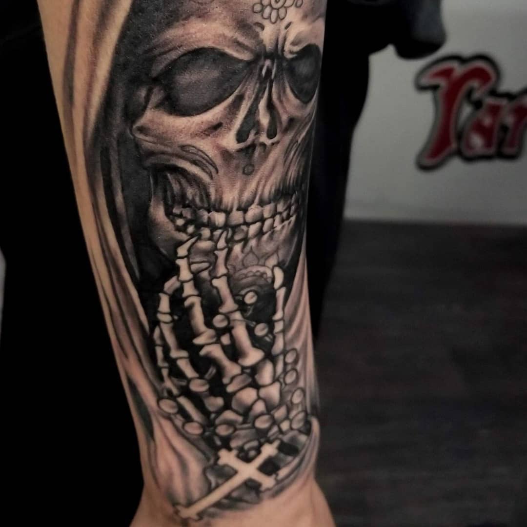 20 Fascinating Skeleton Hand Tattoo Ideas To Decorate Your Skin Yen