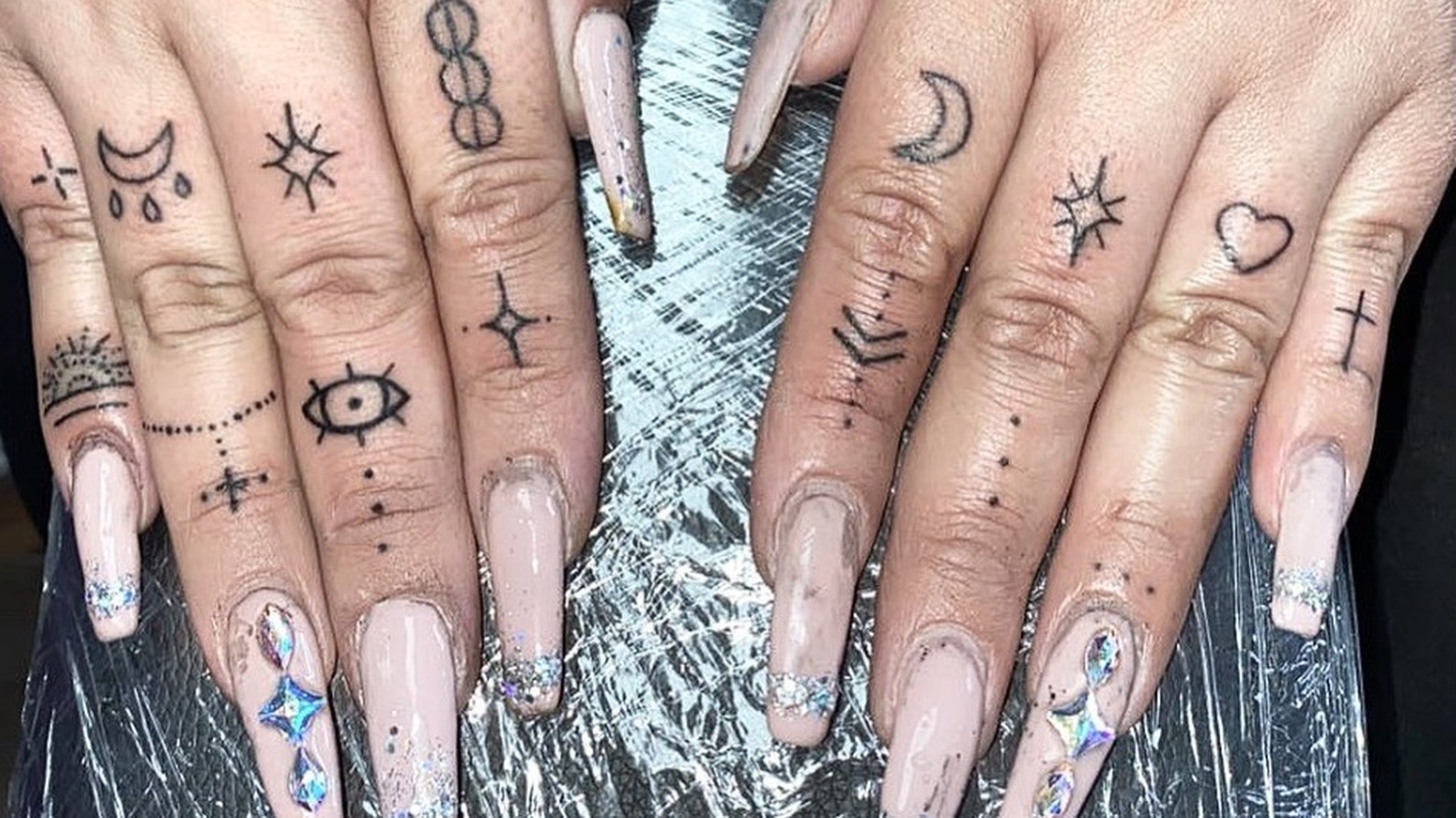 49 Stunning Finger Tattoos