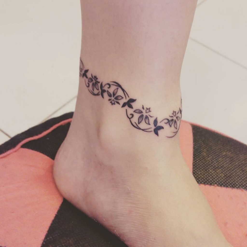 50 Remarkable Ankle Bracelet Tattoo Designs 2019 Sheideas Bracelet