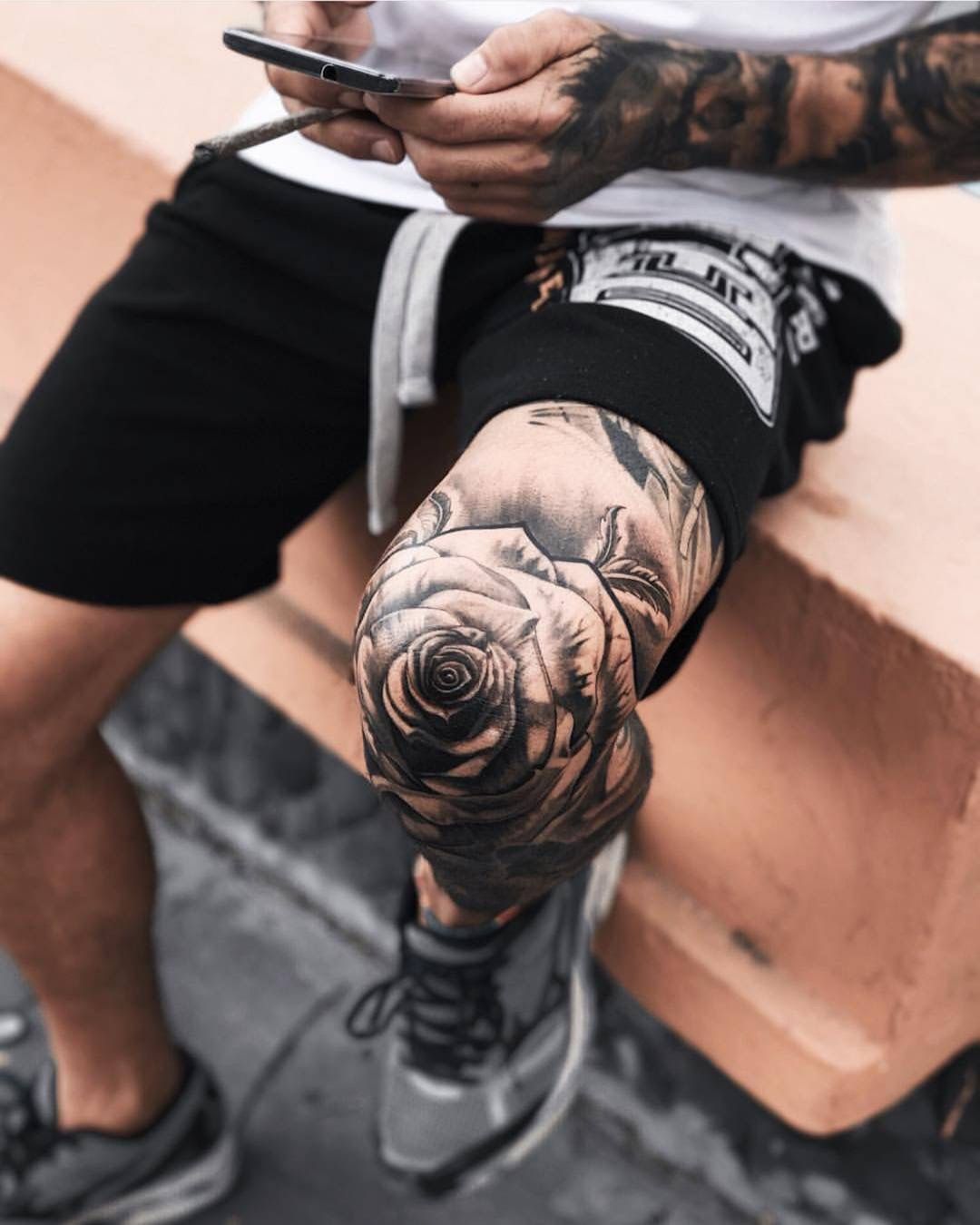 5 Daring Above Knee Tattoos for Men to Try