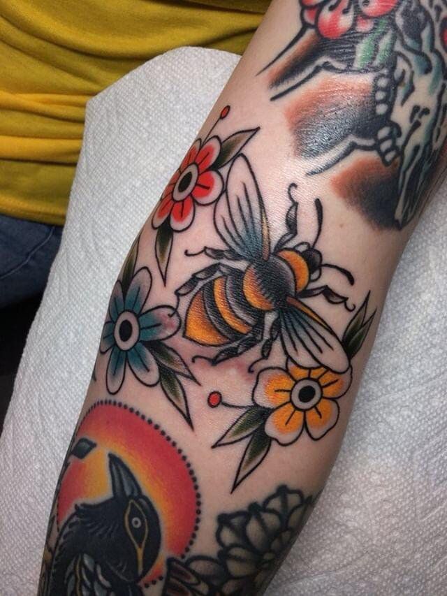 5 Stunning American Traditional Bee Tattoo Ideas