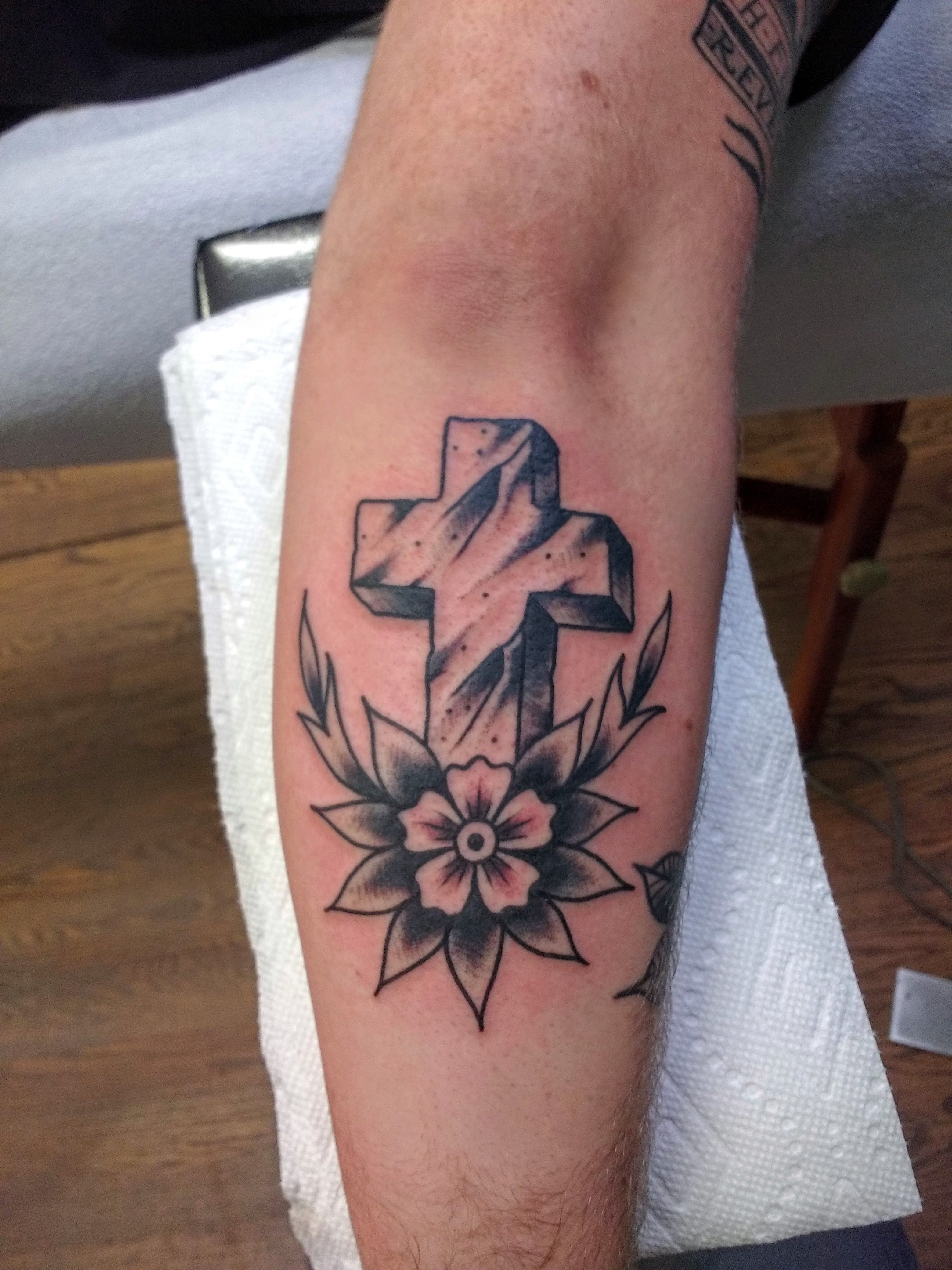 5 Tips for Your American Traditional Cross Tattoo Design