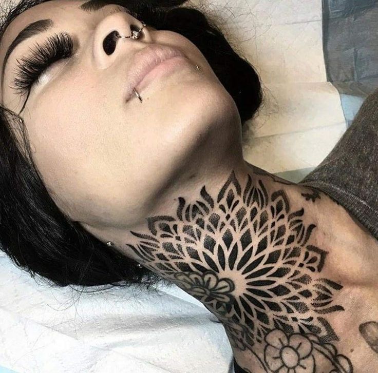 Be Unique With A Female Neck Tattoo 50 Modern Ideas Kleine Hals Tattoos Tattoo Ideen Klein