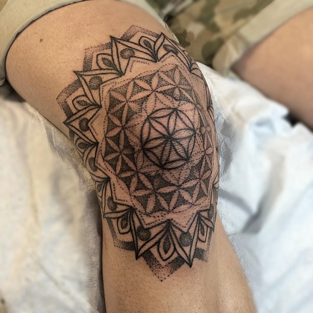 Colourful Mandala Knee Tattoos By Loz Phillips Tatuajes Cuervo