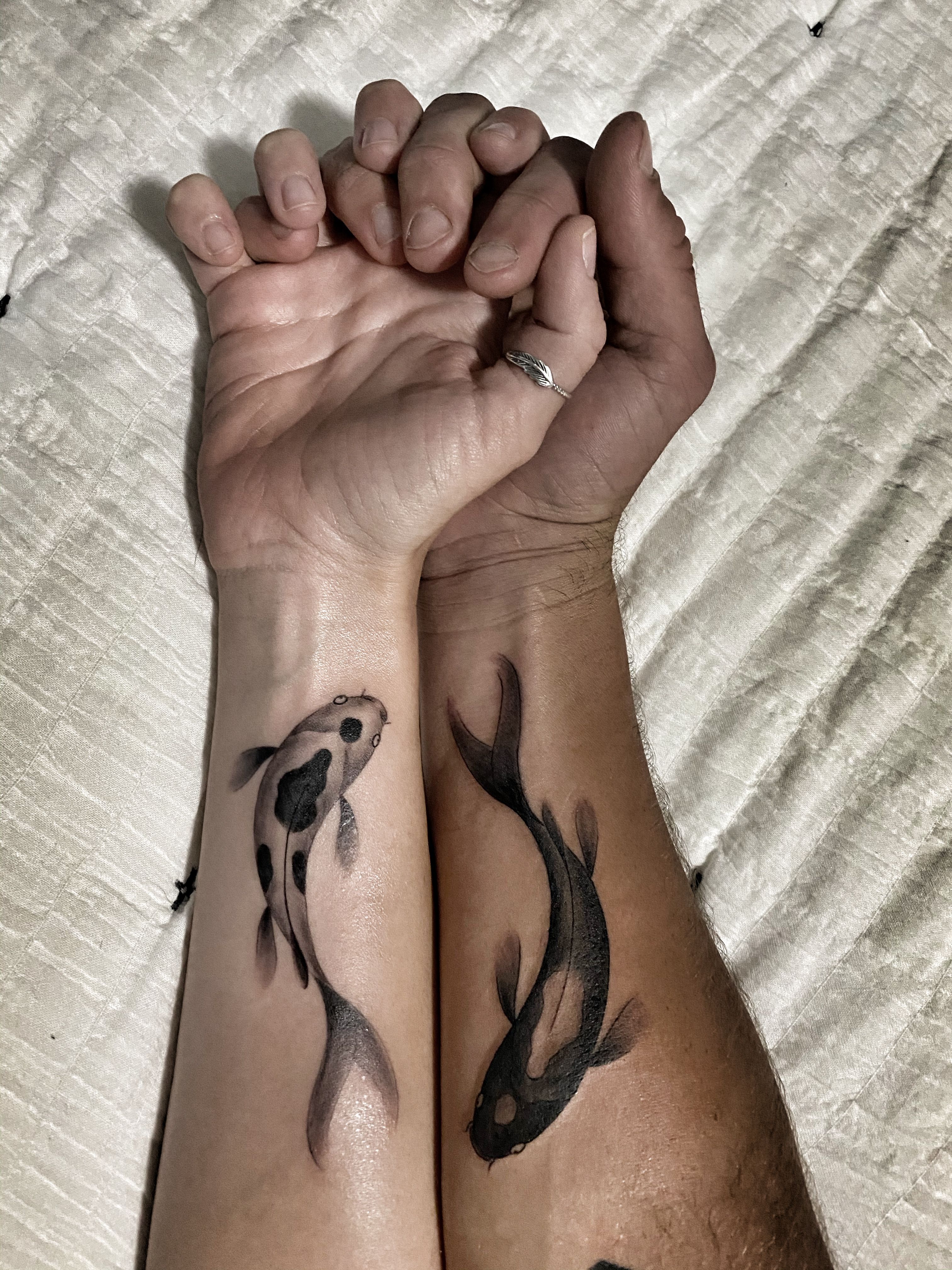 Couple Matching Yin Yang Tattoos On Both Wrists Tattoo Tatuajes Tatuajes Minimalistas Y