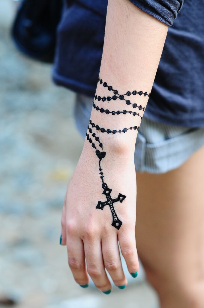 Cross Mehndi On A Hand The Different Words For Henna In An Flickr Tattoosonneck Henna