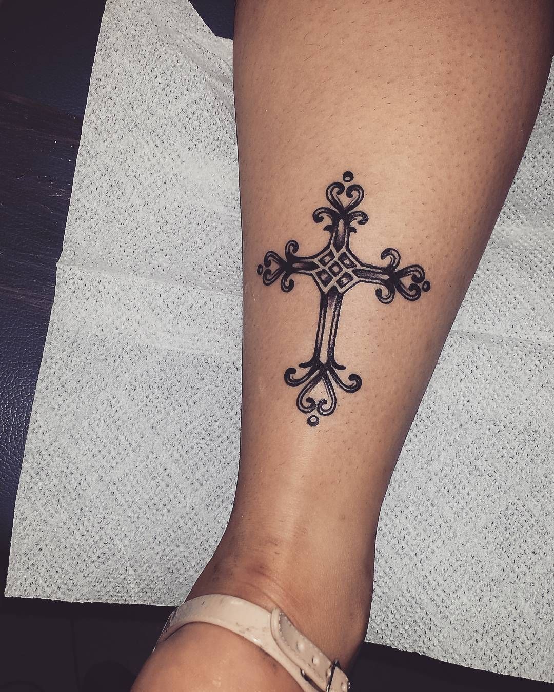 10 Elegant Cross Tattoo Designs for Women