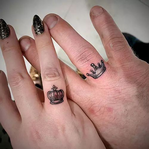 Details More Than 72 Queen Crown Tattoo On Finger Best In Cdgdbentre