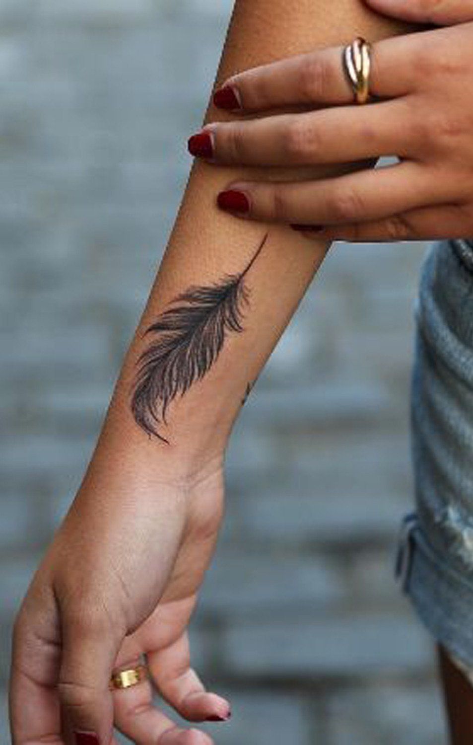 5 Stunning Feather Tattoo Ideas for Your Arm