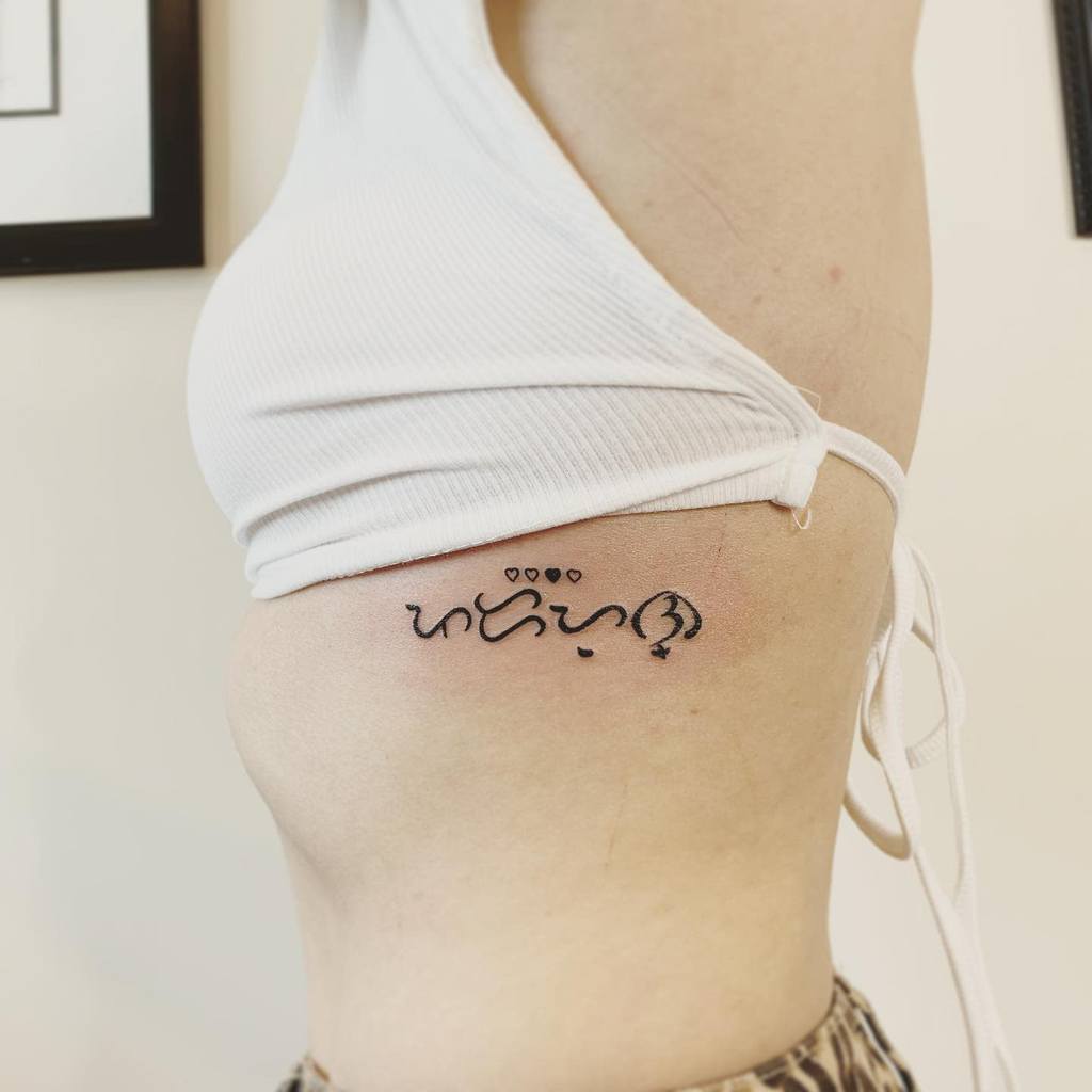 30 Meaningful Rib Tattoos for Women