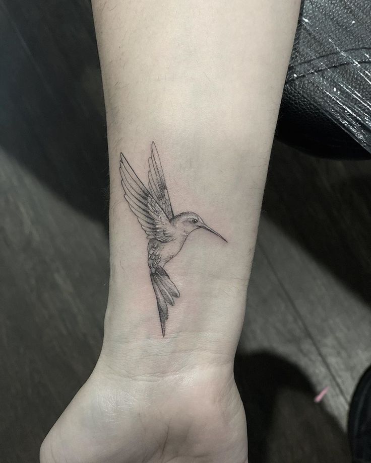 Fine Line Hummingbird Pols Tattoo Hummingbird Tattoo Tattoos Shoulder Tattoos For Women