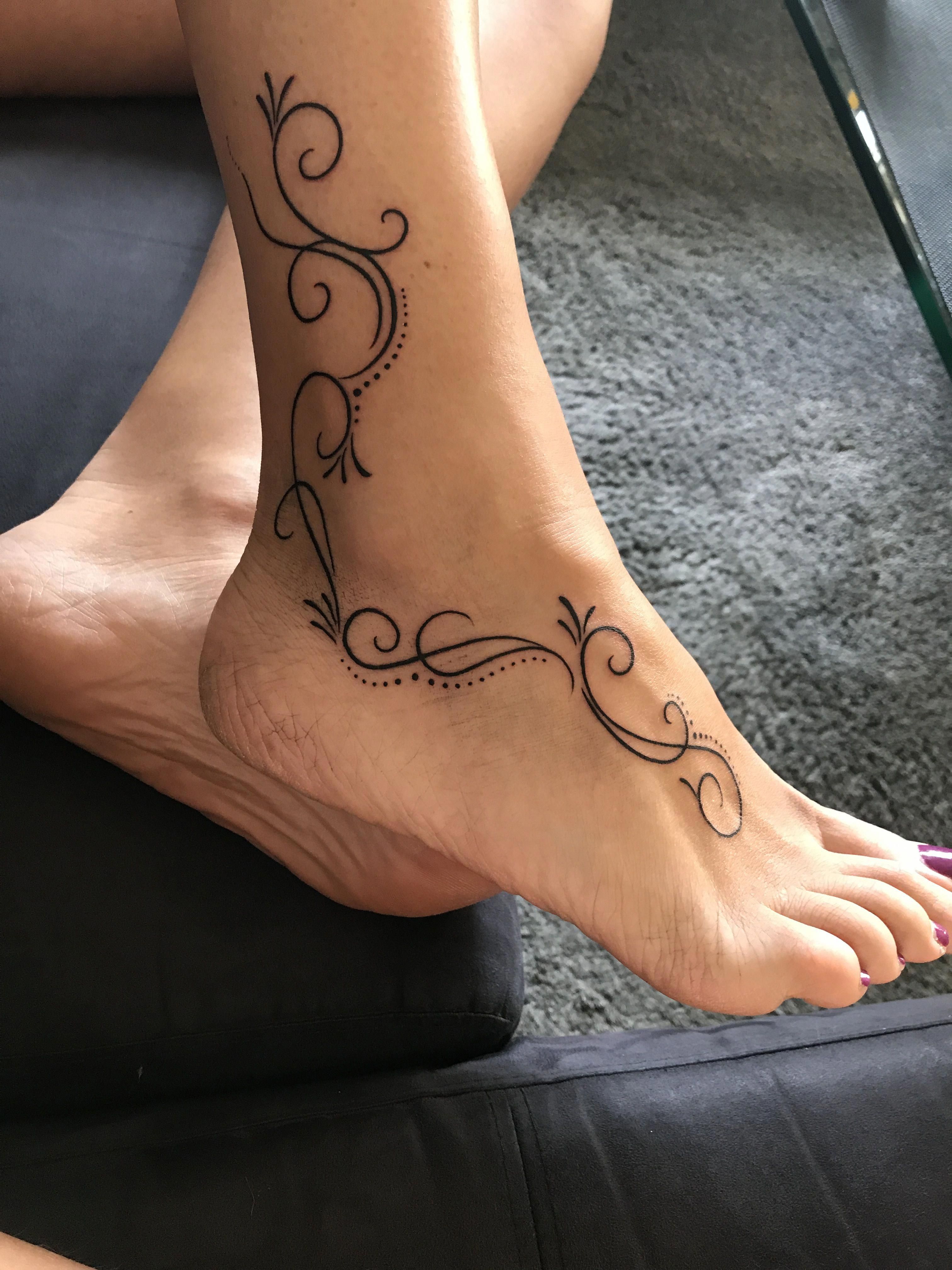 Foot Tattoo Ideas Foottattoos In 2020 With Images Anklet Tattoos