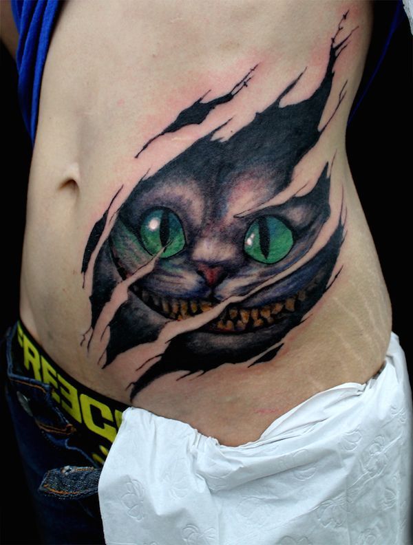 Grinsekatze Tattoo Am Handgelenk Mit Schrift Cat Face Tattoos Cheshire Cat Tattoo Hand Tattoos