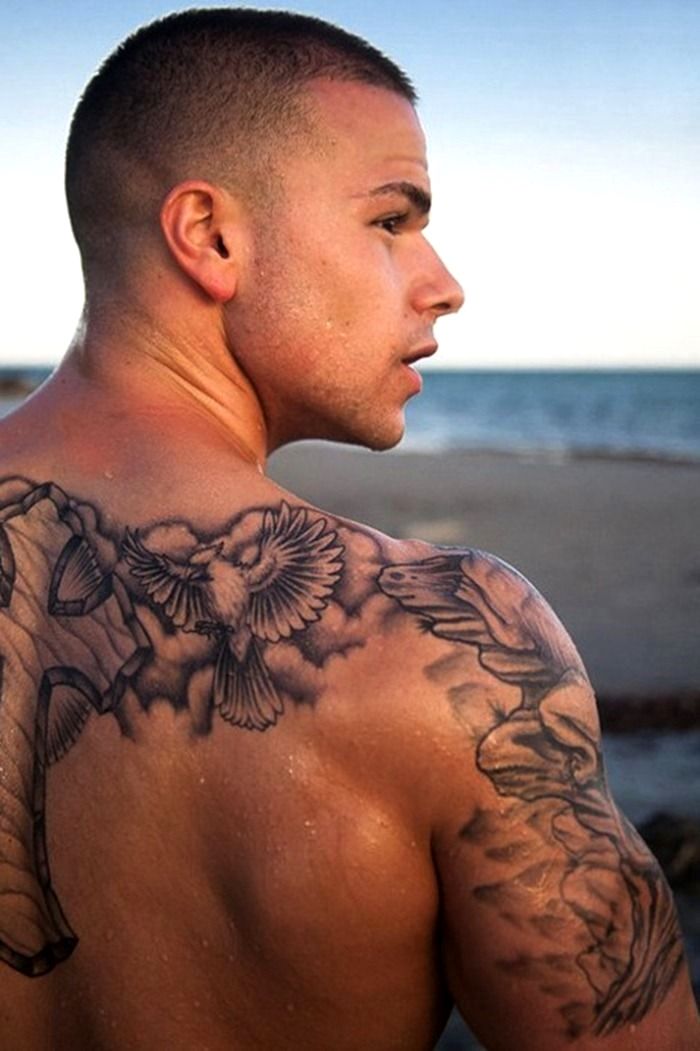 5 Stunning Shoulder Blade Tattoos for Men