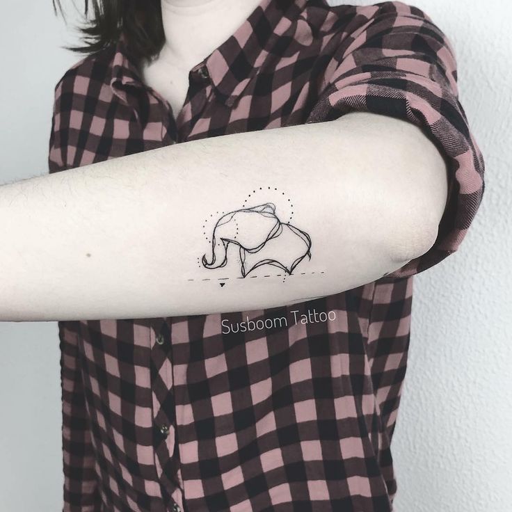 Minimal Ink Tattoo Studio Tatouage L Phant Encre Tatouages Tatoueur