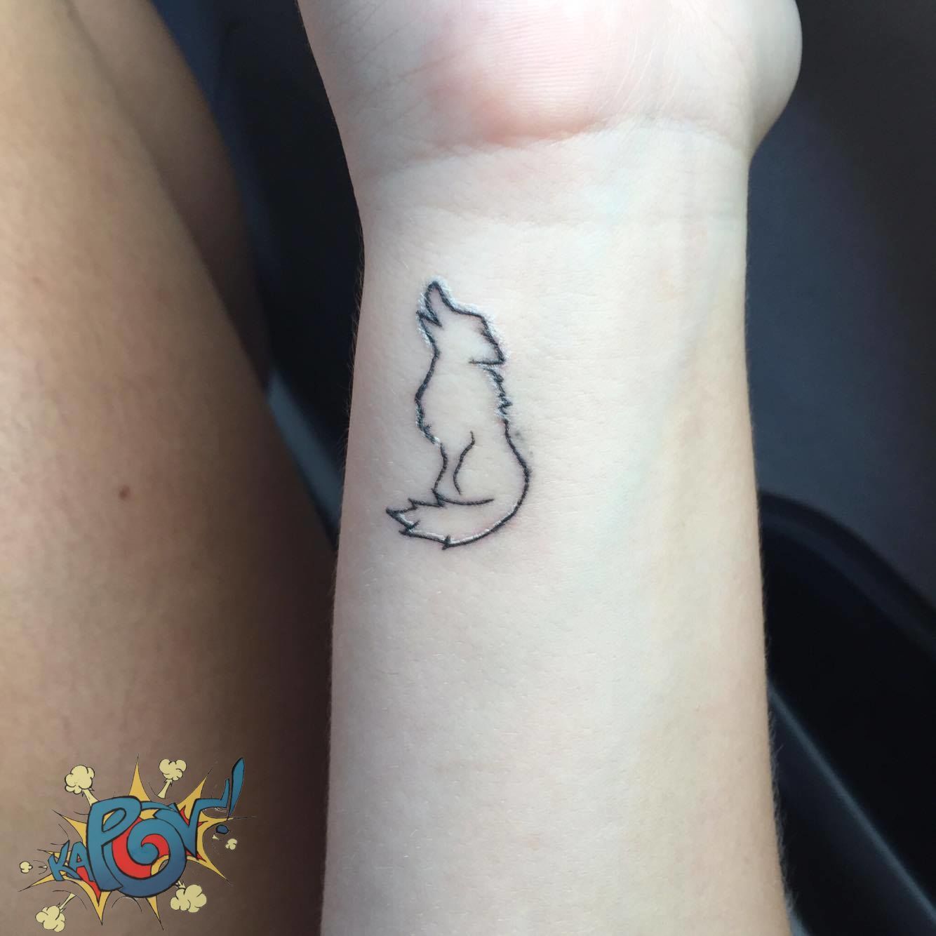 Petit Loup Wolftattoo Petit Poignet Tatouage In 2021 Wrist Tattoos