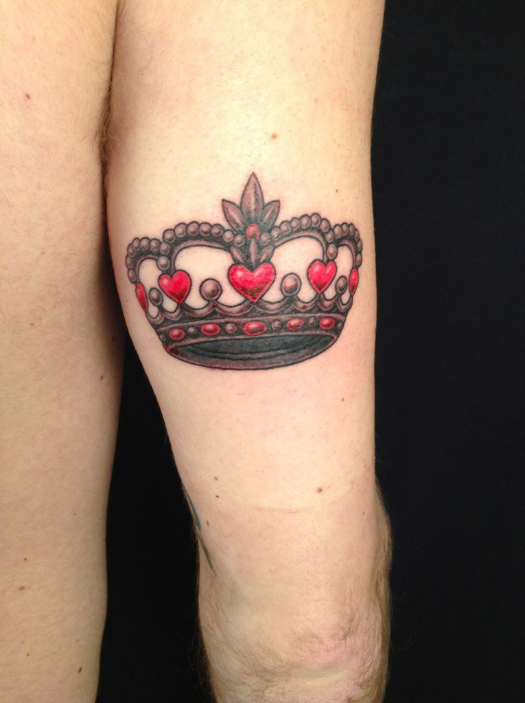 Stunning Queen Crown Tattoo Ideas for Royal Ink Inspiration