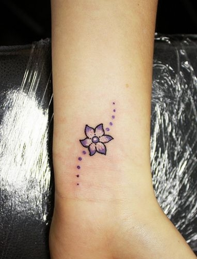 Small Daisy Flower Tattoo: Delicate Designs and Meanings