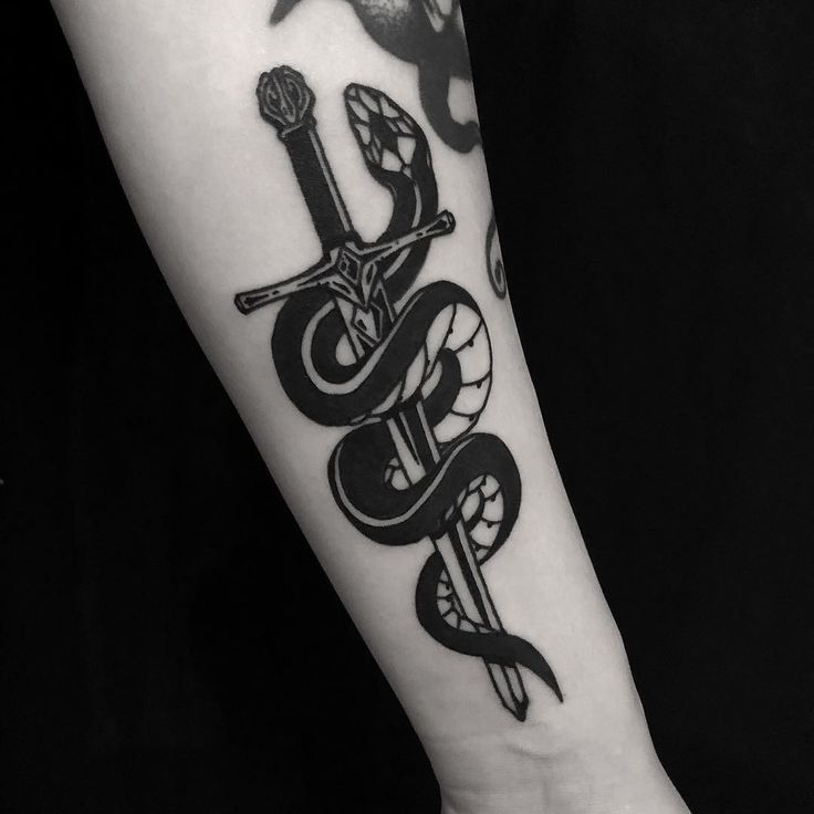 5 Meaningful Snakes and Daggers Tattoo Ideas