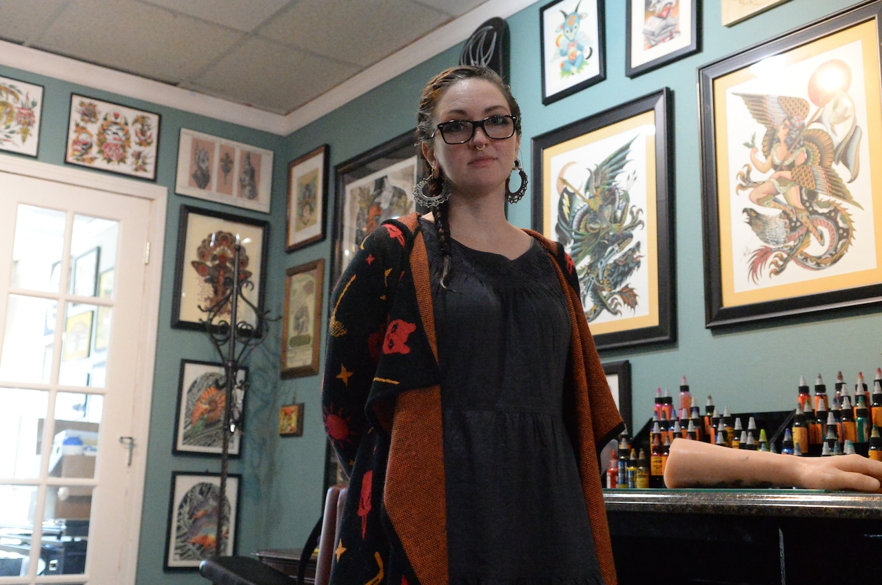 Tattoo Like A Lady With A Fake Arm And An Ink Machine Syracuse Artist