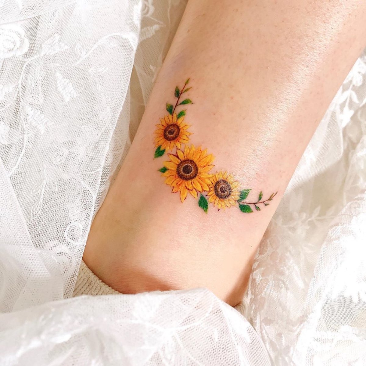 Elegant Girasol Tattoos for Women: Sunlit Inspirations