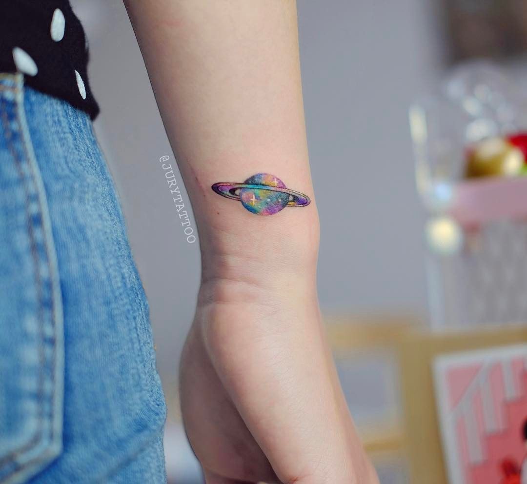 5 Tatuajes de Saturno para Mujeres Elegantes