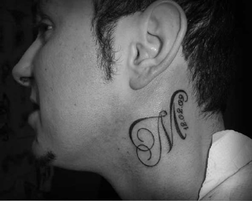 Cuello Tattoo de letras: Estilo y Significado