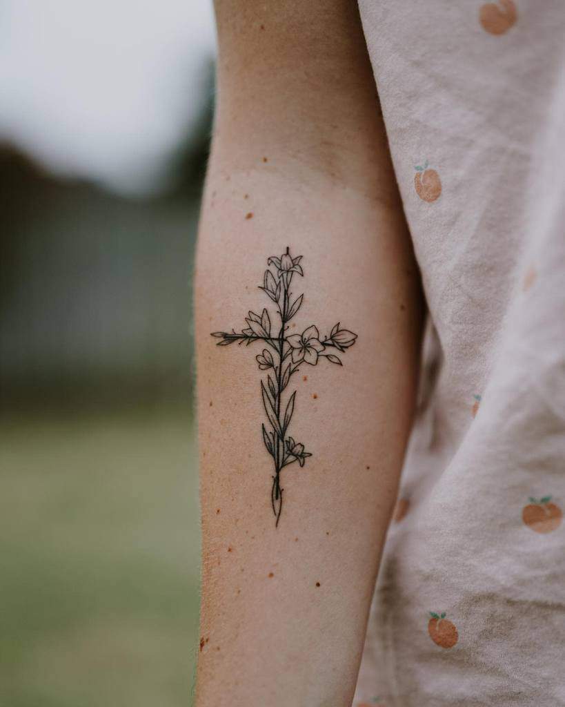 7 Charming Designs for Women's Feminine Cross Tattoos