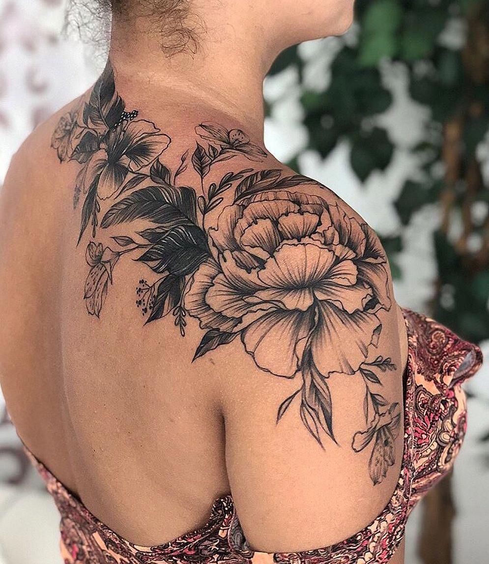 5 Stunning Women's Flower Shoulder Tattoos for Inspiration