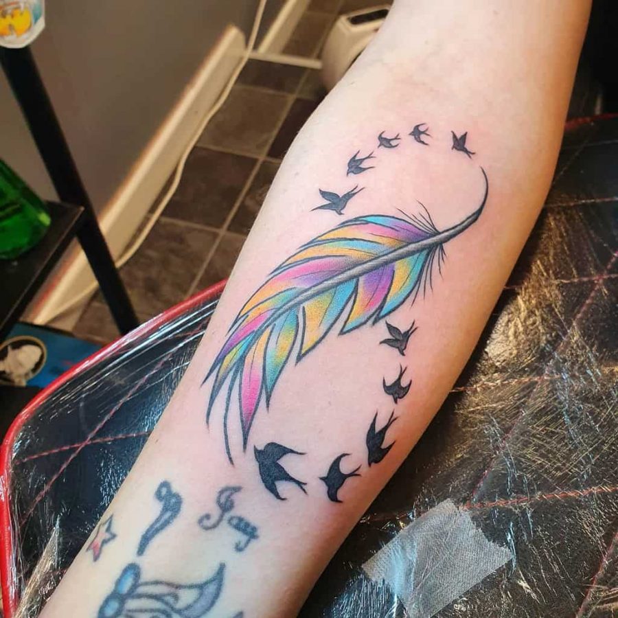 5 Stunning Designs for Women's Infinity Feather Tattoos