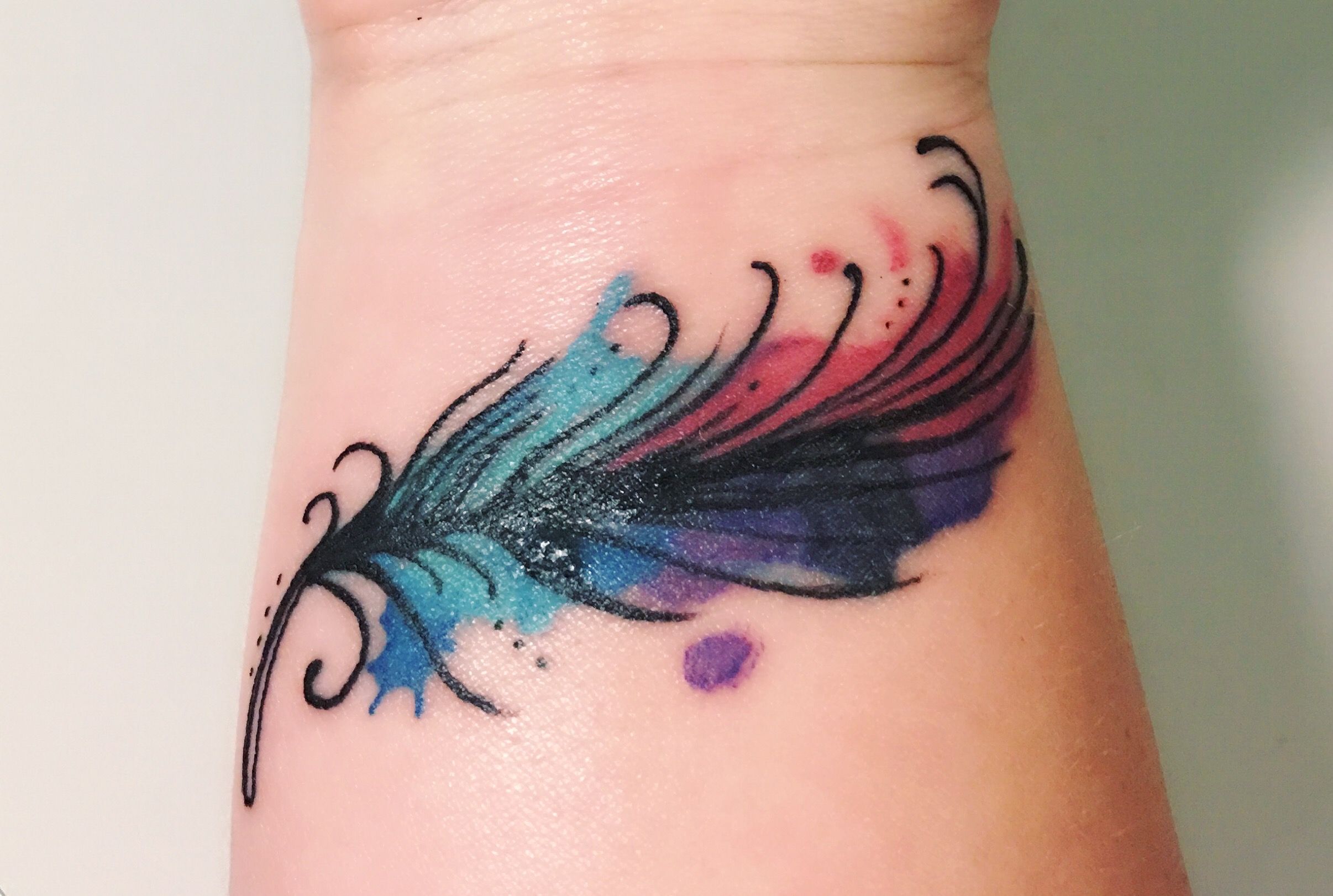 Discover Unique Feather Tattoos for Women's Style